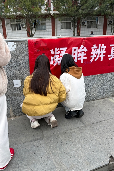 图一 同学们在横幅前签字.jpg