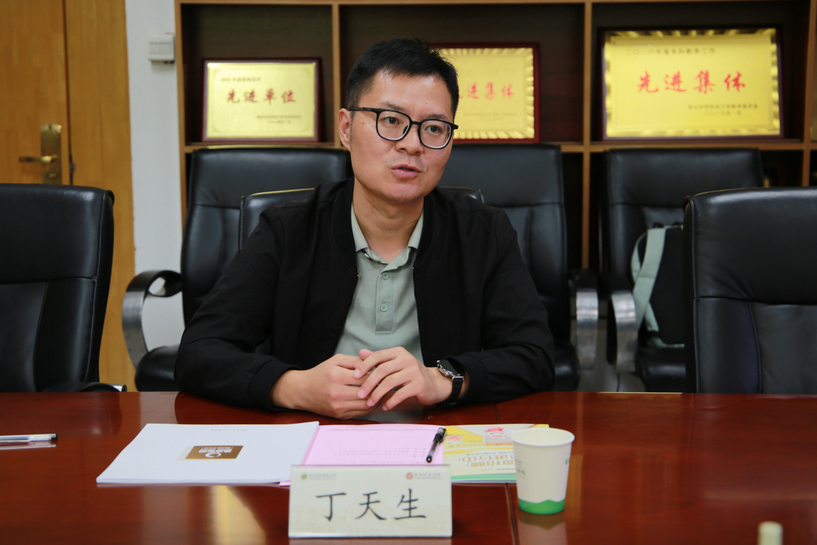 党委副书记丁天生与企业代表交流.jpg